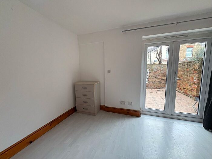 Studio To Rent In Park Avenue, London, N17