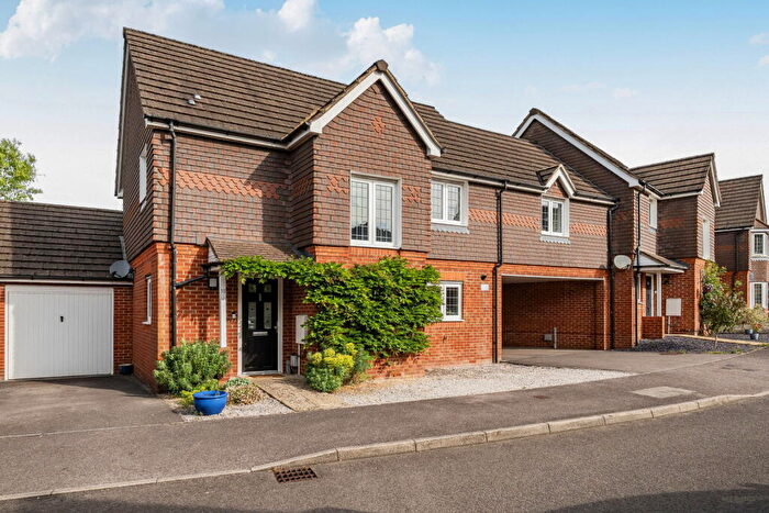 3 Bedroom Link Detached House For Sale In Rycroft Meadow, Basingstoke, RG22