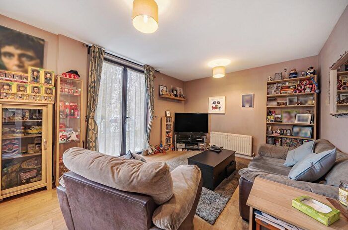 1 Bedroom Flat For Sale In Barton Court, Godstone Road, Whyteleafe, CR3