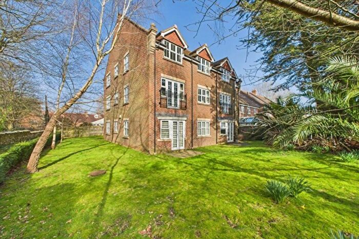 2 Bedroom Flat For Sale In St. Bartholomews Close, Chichester, PO19