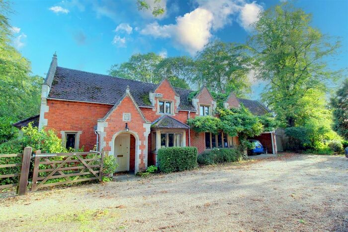 5 Bedroom Detached House For Sale In Tollgate Road, North Mymms, Hatfield, AL9