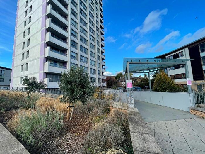 2 Bedroom Apartment To Rent In Mallard Point, Bow, E3