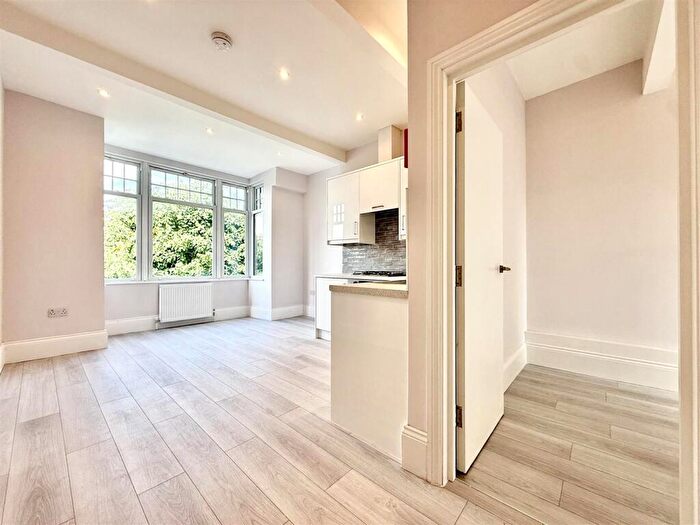 1 Bedroom Flat To Rent In Bowes Road, Palmers Green, London, N13
