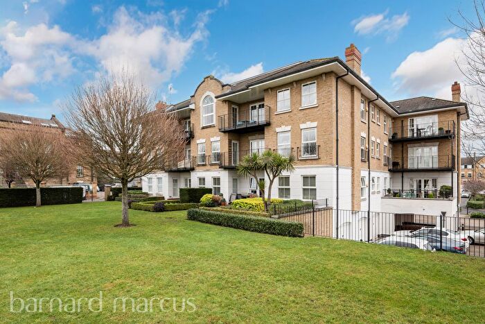 3 Bedroom Flat To Rent In Clearwater Place, Long Ditton, Surbiton, KT6