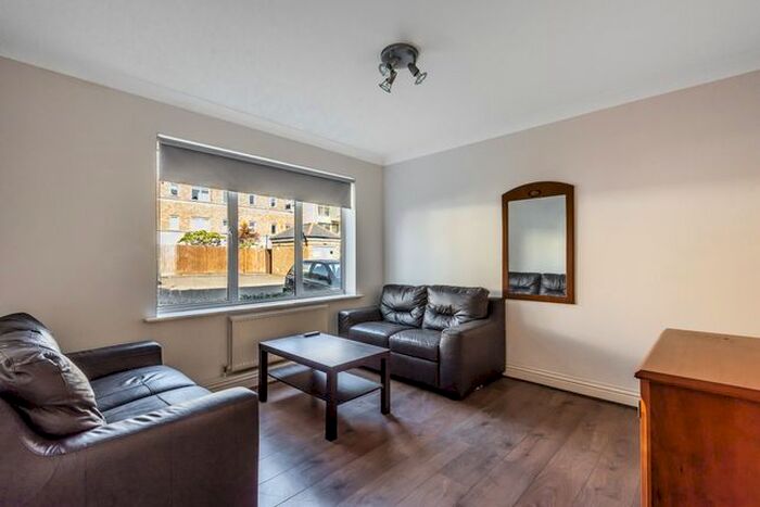 5 Bedroom Flat To Rent In Freeman Court `, Islington, Holloway, North London N7