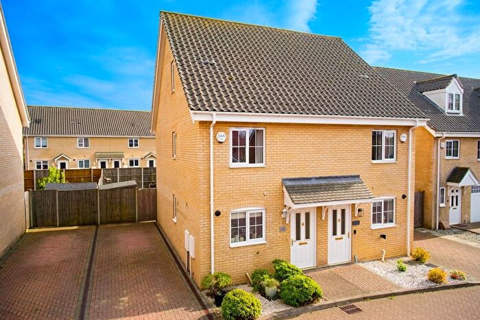 3 Bedroom Town House For Sale In Wellesley Close, Poringland, Norwich, NR14