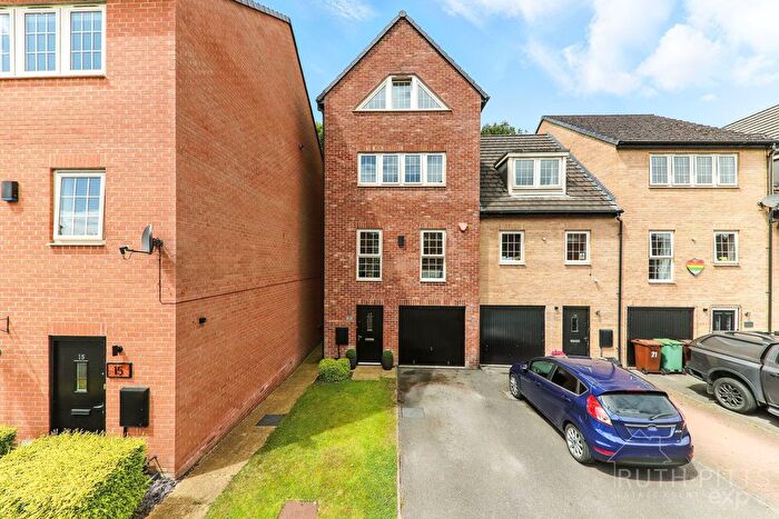 5 Bedroom Town House For Sale In Madison Walk, Ackworth, WF7