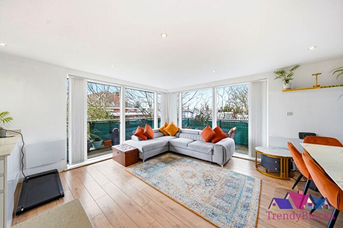 2 Bedroom Flat To Rent In Station Approach South, Welling, DA16