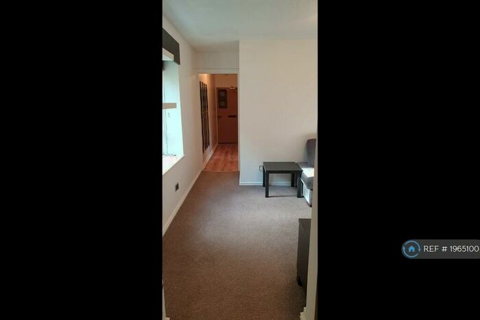 1 Bedroom Flat To Rent In Rowantree Drive, Bradford, BD10