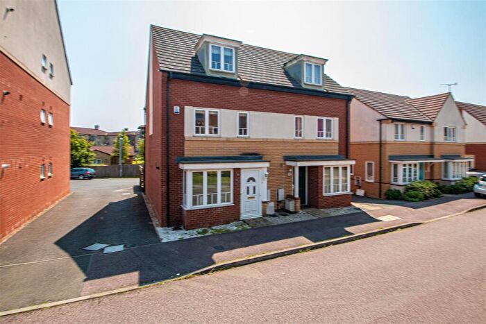 4 Bedroom Town House To Rent In Sakura Walk, Willen Park, Milton Keynes, MK15