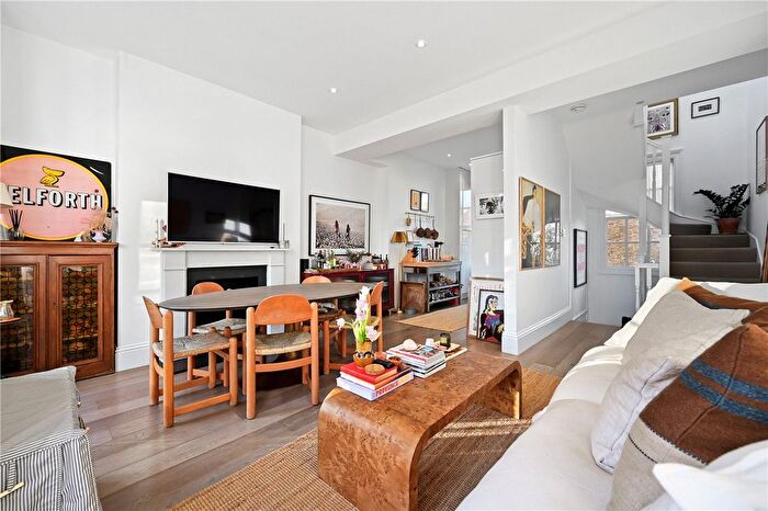 2 Bedroom Flat To Rent In Westbourne Grove, London, W11