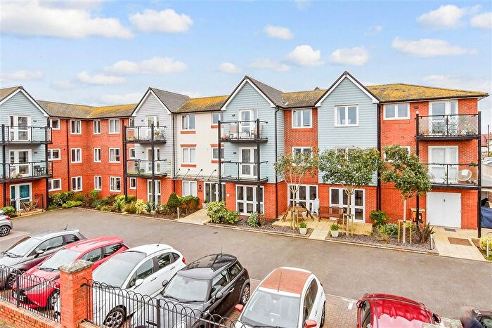 2 Bedroom Flat For Sale In Rowe Avenue, Peacehaven, East Sussex, BN10