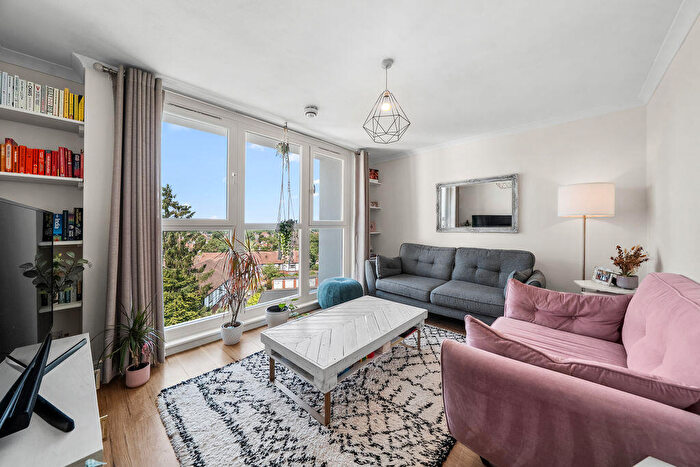 2 Bedroom Flat For Sale In Manor Court, Weybridge, KT13