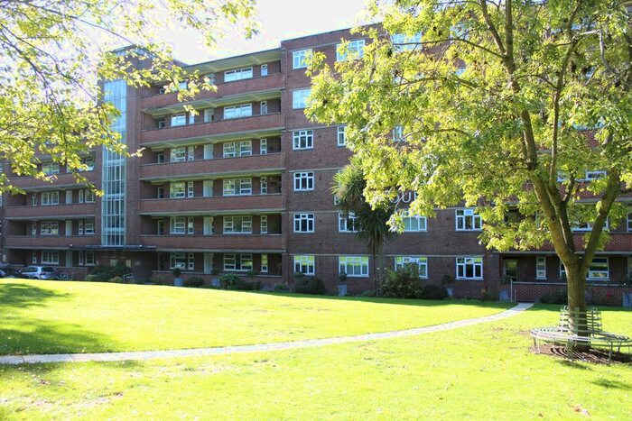 3 Bedroom Flat To Rent In Kingston Hill, Kingston Upon Thames, KT2