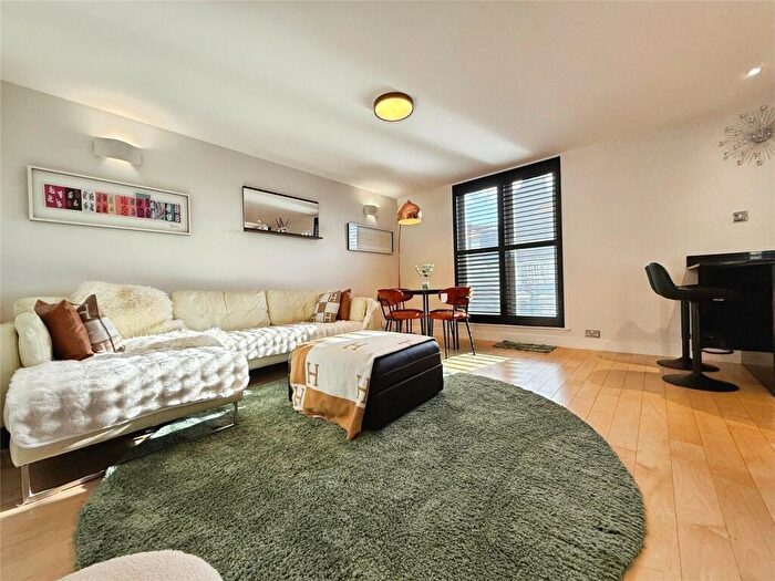 2 Bedroom Flat To Rent In Sanford Street, Swindon, Wiltshire, SN1