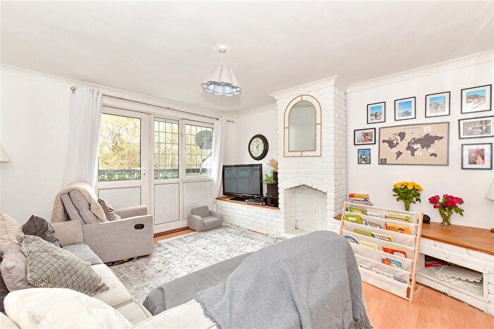 2 Bedroom Flat For Sale In Magpie Walk, Cowplain, Waterlooville, Hampshire, PO8