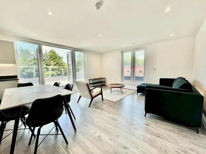 3 Bedroom Apartment To Rent In Alexandra Park, LS4