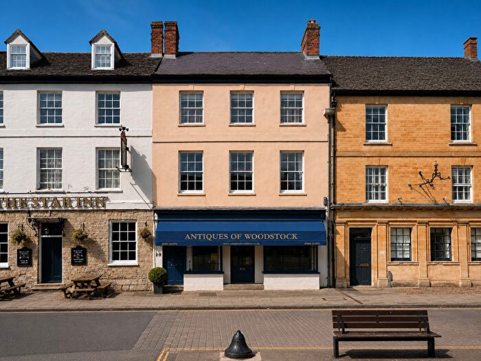 2 Bedroom Apartment For Sale In Market Place, Woodstock, OX20