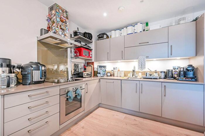 2 Bedroom Flat For Sale In Radial Avenue, Tower Hamlets, London, E14