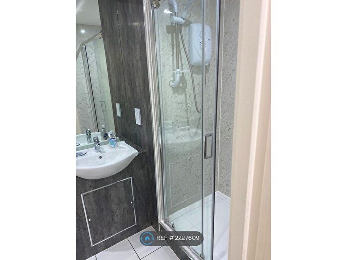 2 Bedroom Flat To Rent In Concord Street, Leeds, LS2