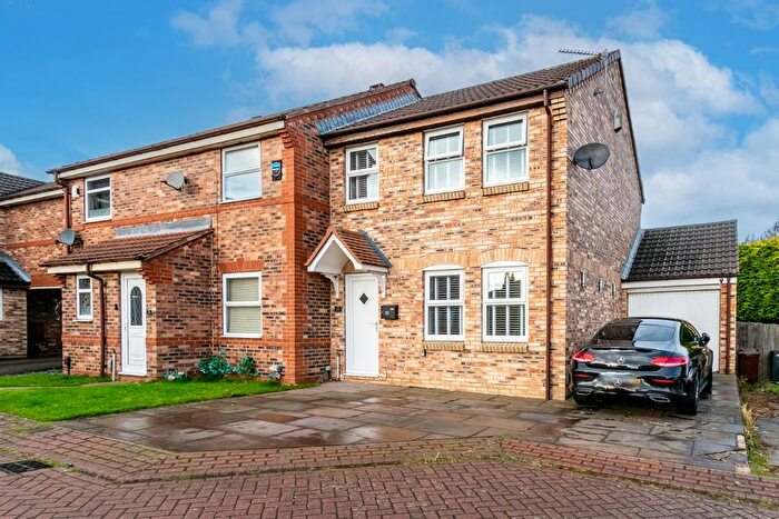 3 Bedroom End Of Terrace House For Sale In Dunlin Court, Middleton, Leeds, LS10