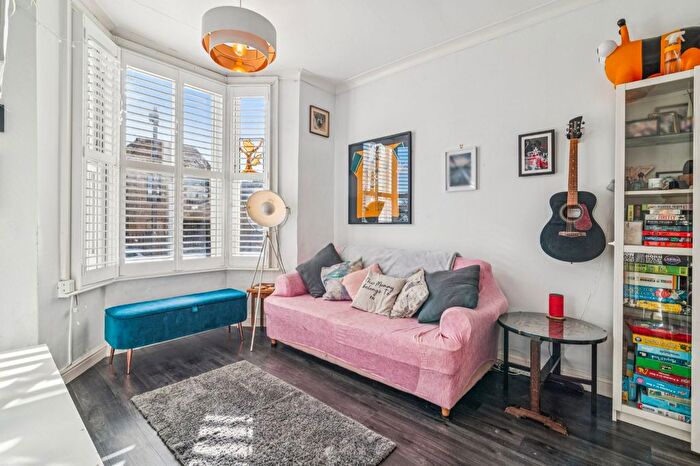 1 Bedroom Flat For Sale In Glenthorne Road, Hammersmith Broadway, W6