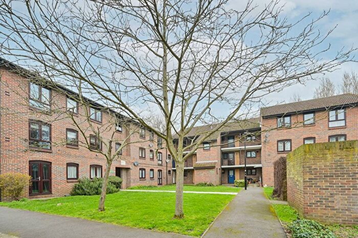 1 Bedroom Flat For Sale In Anstice Close, Grove Park, London, W4