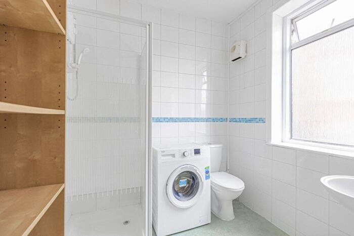 Flat To Rent In Springwell Avenue, London, NW10