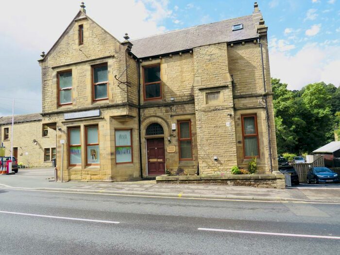 5 Bedroom House To Rent In Burnley Road, Luddendenfoot, Halifax, HX2