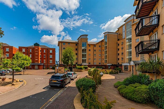 2 Bedroom Apartment For Sale In Adventurers Quay, Cardiff, CF10