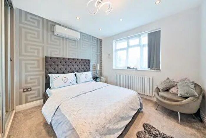 4 Bedroom Detached Bungalow For Sale In Bath Road, Slough, SL1