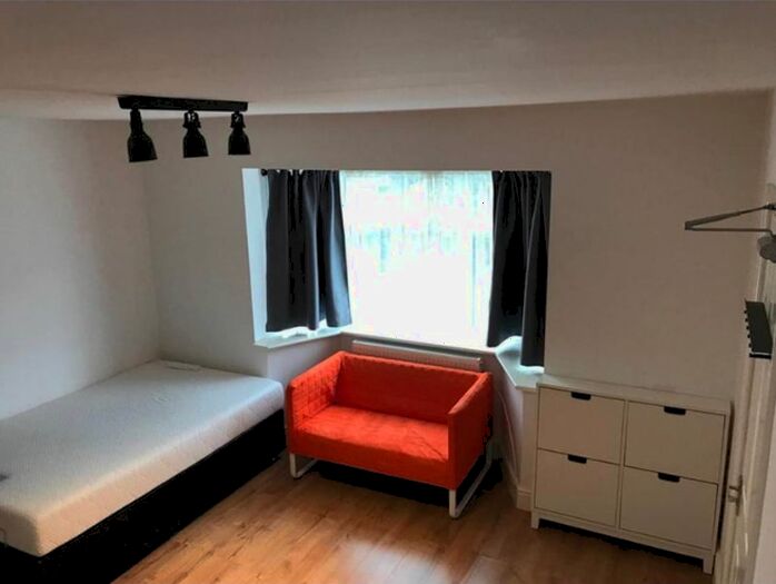 Terraced House To Rent In Cuckoo Hall Lane, Enfield, N9