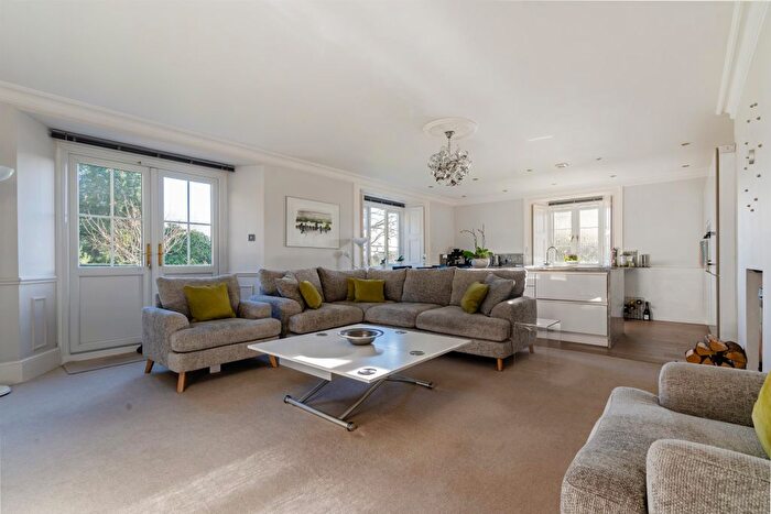 3 Bedroom Flat For Sale In Fernden Heights, Haslemere, GU27