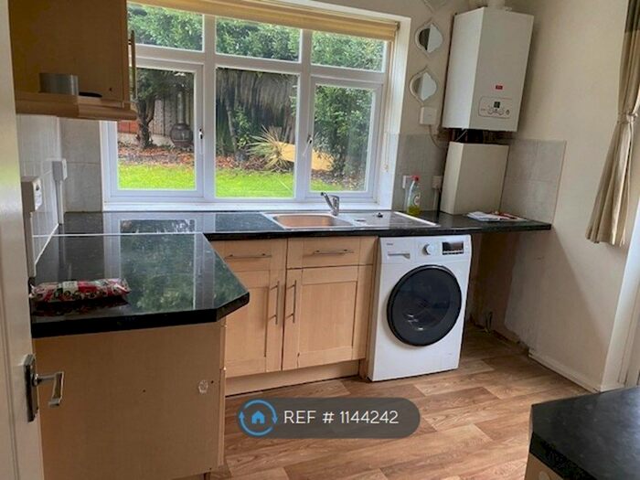 2 Bedroom Flat To Rent In Kings Head Hill, London, E4