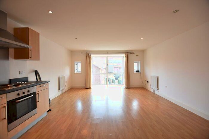 1 Bedroom Flat To Rent In Cowleaze Road, Kingston Upon Thames, KT2
