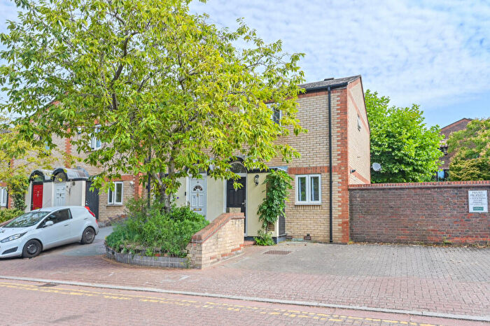 2 Bedroom End Of Terrace House To Rent In Canary Wharf, Isle Of Dogs, London, E14