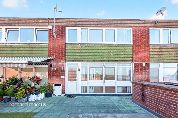 3 Bedroom Flat For Sale In High Road, London, N20