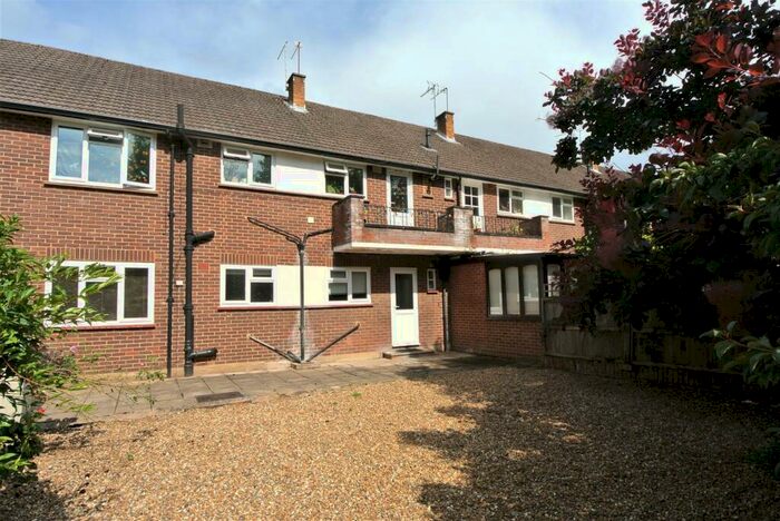 2 Bedroom Maisonette To Rent In Weybridge, KT13