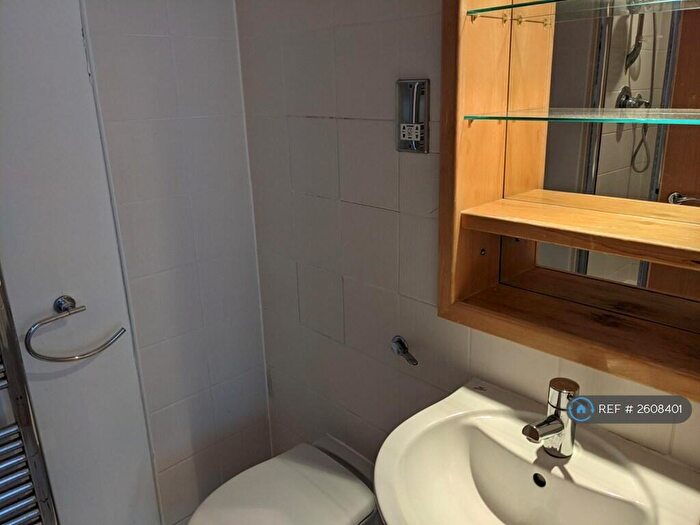 2 Bedroom Flat To Rent In Cromwell Court, Leeds, LS10