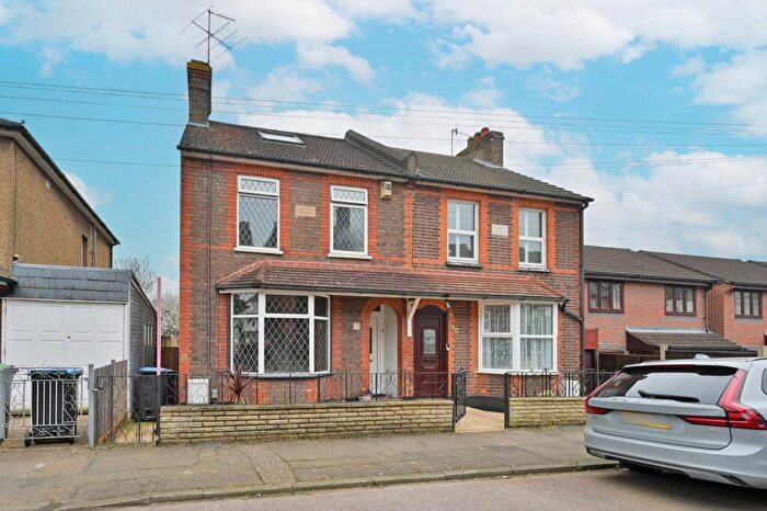3 Bedroom Semi Detached House For Sale In South Hill Road, Hemel Hempstead, HP1