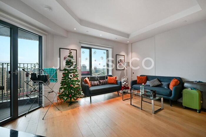 3 Bedroom Apartment For Sale In Grantham House, Botanic Square, London., E14