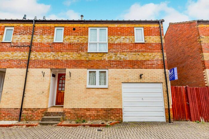 4 Bedroom Semi-Detached House To Rent In Wisley Avenue, Bradwell Common, MK13