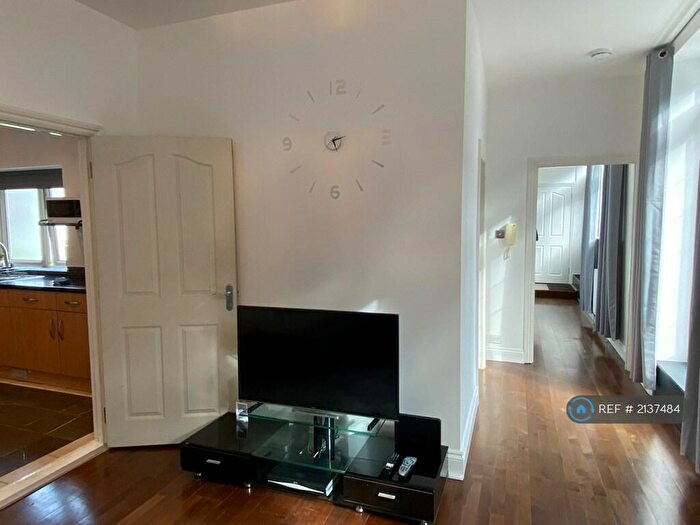 3 Bedroom Flat To Rent In Queens Road, Weybridge, KT13