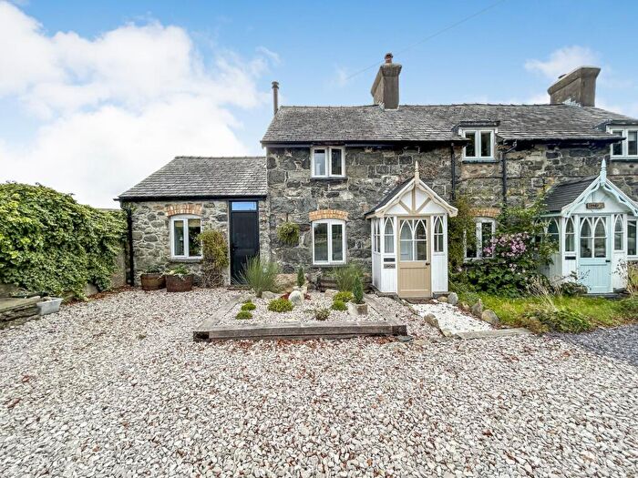 2 Bedroom Semi-Detached House For Sale In Cenfaes, Llanuwchllyn, LL23