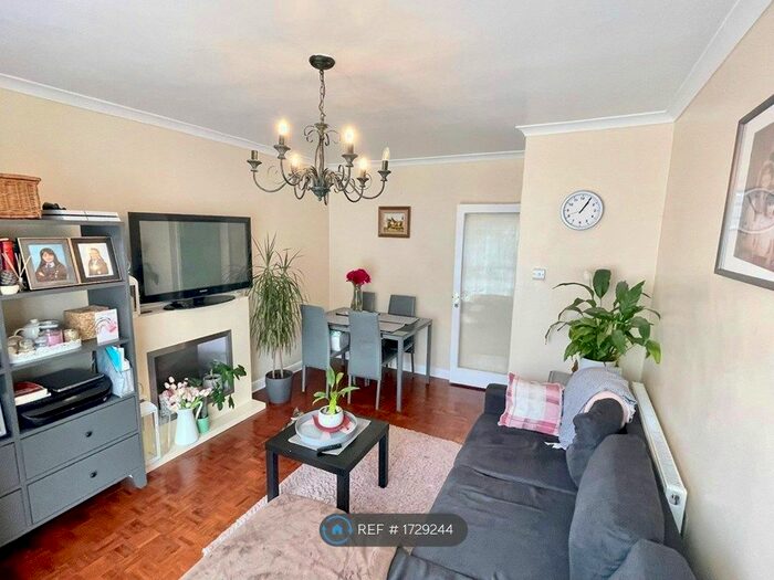 2 Bedroom Flat To Rent In Le Chateau, Croydon, CR0