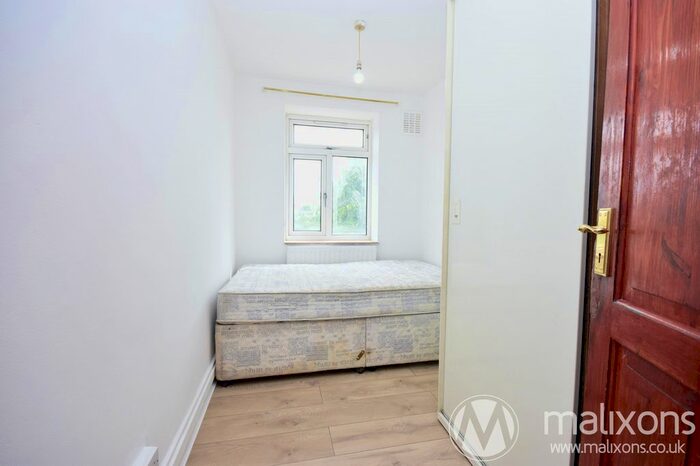 3 Bedroom Flat To Rent In Callingham House, Clapham Road Estate, London, SW4