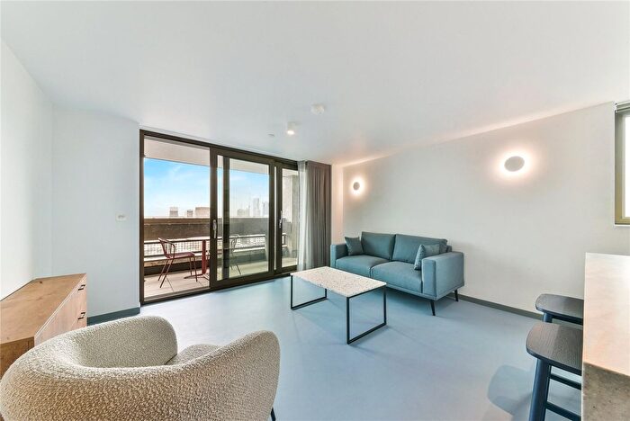 3 Bedroom Flat To Rent In St. Leonards Road, London, E14