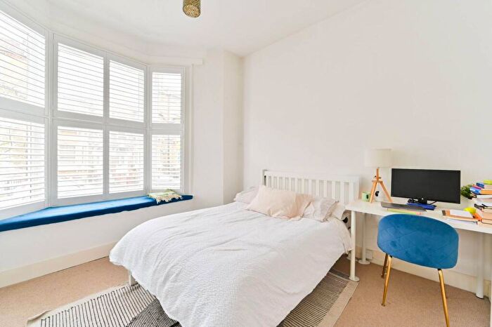 1 Bedroom Flat For Sale In Cologne Road, Battersea, London, SW11