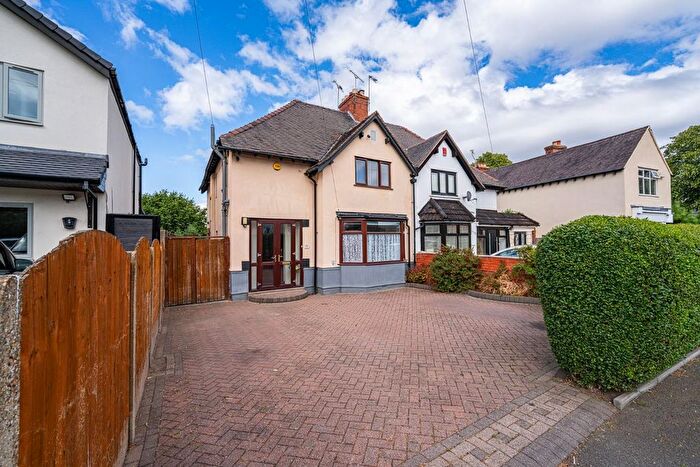 3 Bedroom Semi-detached House For Sale In Lincoln Road, Walsall, WS1