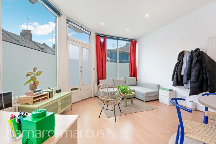 1 Bedroom Apartment To Rent In Dorothy Road, Battersea, London, SW11